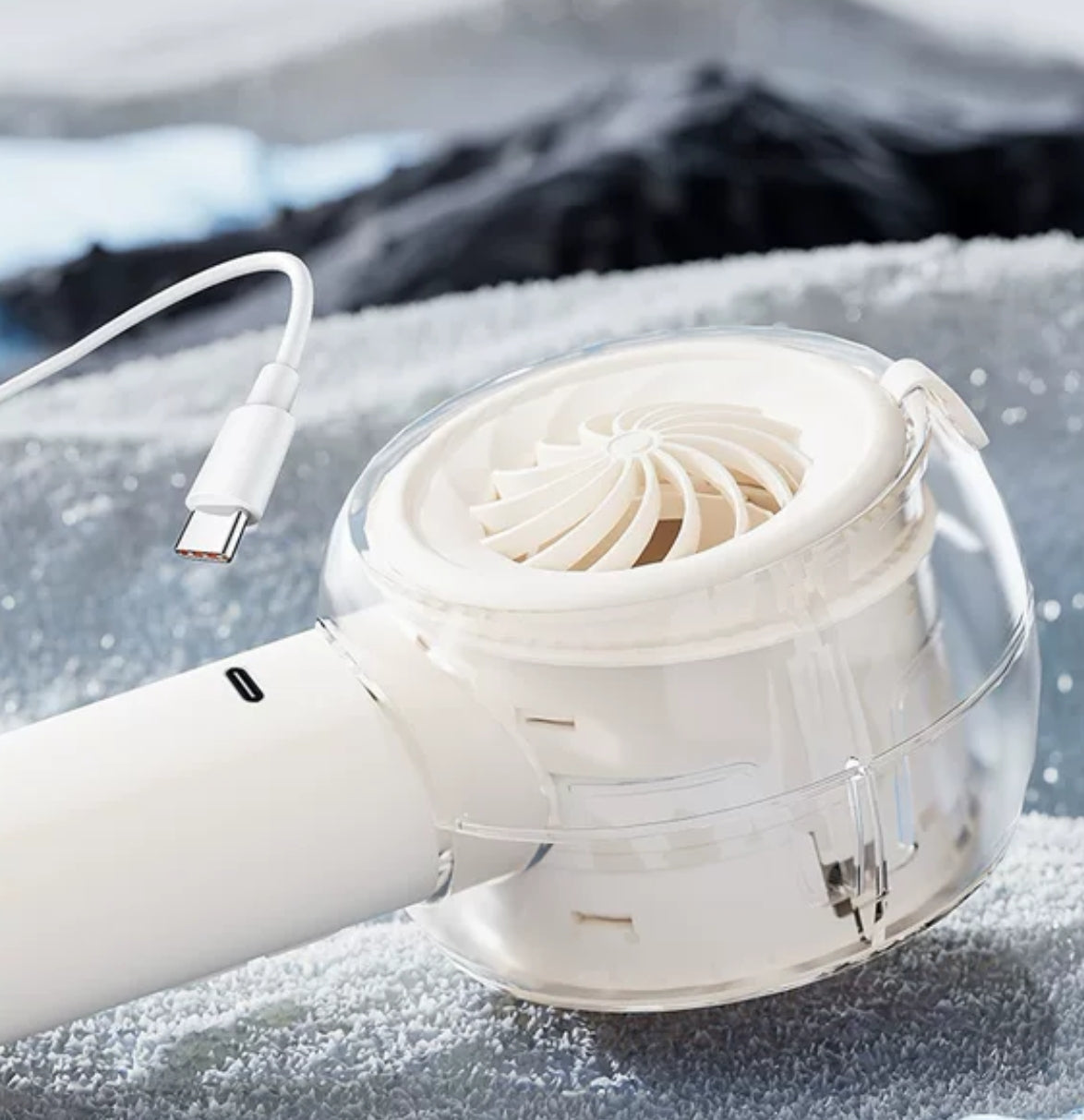 ❄️ Přenosný chladicí ventilátor se sprejem – Okamžitá úleva od horka kdykoliv během dne